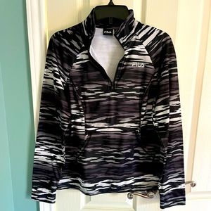 💰💰 2/$15 Women’s Fila pullover Sz M